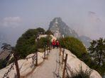 pengunjung-yang-menjelajahi-gunung-huashan-di-tiongkok.jpg
