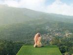 pengunjung-yang-menyaksikan-keindahan-alam-dari-cicalengka-dreamland.jpg
