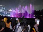 pengunjung-yang-menyaksikan-pertunjukan-air-mancur-di-monas-jakarta.jpg