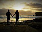 pengunjung-yang-merayakan-valentine-dengan-menyaksikan-sunset-di-pantai.jpg