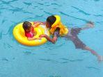 pengunjung-yang-sedang-berenang-santai-di-sirkus-waterplay.jpg