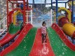 pengunjung-yang-sedang-bermain-seluncuran-di-victory-waterpark.jpg