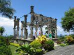 pengunjung-yang-sedang-mengabadikan-foto-di-taman-ujung-sukasada-bali.jpg