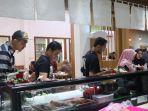 pengunjung-yang-sedang-mengantri-untuk-membeli-sushi-di-ni-juu-go.jpg