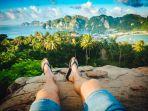 pengunjung-yang-sedang-menikmati-liburan-di-phi-phi-islands-thailand.jpg