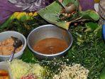 penjual-nasi-pecel-yang-sedang-menyiapkan-makanan.jpg