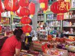 penjual-pernak-pernik-imlek-di-pasar-gede-solo.jpg