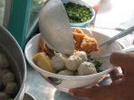 penjual-yang-sedang-menyiapkan-sajian-bakso-enak-buat-makan-siang.jpg