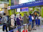penumpang-antre-membeli-tiket-kereta-api-secara-on-the-spot-di-stasiun.jpg