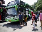 penumpang-bersiap-menaiki-bis-antar-kota-di-terminal-kampung-rambutan-jakarta-jumat-2532022.jpg