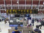 penumpang-di-bandara-london.jpg