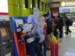 penumpang-di-stasiun-gambir.jpg