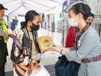 penumpang-ka-jarak-jauh-mendapatkan-takjil-gratis-dari-pt-kai-persero.jpg