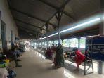 penumpang-ka-wijayakusuma-menunggu-kedatangan-ka-rute-ketapang-cirebon-itu-di-stasiun-jember.jpg