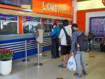 penumpang-kereta-api-mengantre-tiket-di-loket-stasiun.jpg