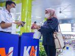 penumpang-kereta-api-sedang-skrining-barcode-tiket-ka.jpg