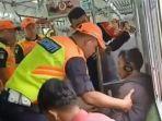 penumpang-krl-merokok.jpg
