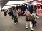 penumpang-melarikan-diri-setelah-staf-maskapai-berteriak-dan-membunyikan-alarm.jpg