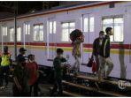 penumpang-memasuki-krl.jpg