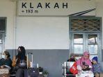 penumpang-menunggu-kedatangan-kereta-api-di-stasiun-klakah-lumajang.jpg
