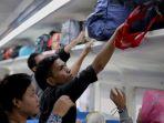 penumpang-naik-kereta-api-mudik.jpg