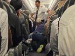penumpang-yang-berusaha-membuka-pintu-keluar-di-pesawat-american-airlines-diamankan.jpg