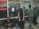 penumpang-yang-hendak-membeli-tiket-di-terminal-pulo-gebang.jpg