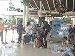 penumpang-yang-siap-melakukan-perjalanan-menggunakan-pesawat-dari-bandara-soekarno-hatta.jpg