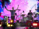 penyanyi-inggris-chris-martin-kiri-dan-drummer-will-champion-kanan-dari-band-inggris-coldplay.jpg