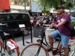 penyewa-aditya-setiawan-menendarai-sepeda-jogjabike-di-shelter-depan-malioboro-mall.jpg