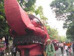 perahu-raksasa-rojomolo-ditampilkan-dalam-pawai-pembangunan.jpg