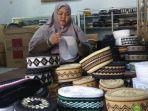 perajin-kopiah-rajut-al-barokah-di-mintoragan-desa-wirokerten.jpg