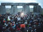 perayaan-winter-solstice-2019-sebelum-matahari-terbit-di-stonehenge-salisbury.jpg