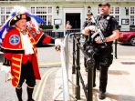 10 Foto Bahagia Pengunjung di Luar Kastil Windsor pada Pernikahan Pangeran Harry dan Meghan Markle