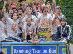 persib-putri-diarak-naik-bus-bandros-keliling-kota-bandung.jpg