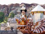 pertunjukan-mickey-mouse-di-disneyland.jpg