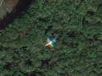 pesawat-berekor-pelangi-yang-diabadikan-oleh-satelit-google-maps-street-view.jpg