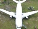 pesawat-boeing-737-yang-terdampar-di-jalan-raya-nusa-dua-selatan-bali.jpg