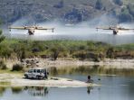 pesawat-pemadam-kebakaran-mengambil-air_20170605_141249.jpg