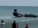 Video Viral Pesawat Mendarat Darurat di Pantai yang Penuh Wisatawan