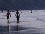 peselancar-di-pantai-aia-manih.jpg
