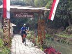 pesepeda-saat-melintas-di-lokasi-wisata-kali-cemplong-sabtu-882020.jpg