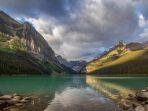 pesona-danau-louise-di-alberta.jpg