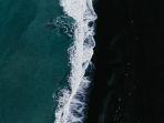 pesona-pantai-dengan-pasir-hitamnya.jpg