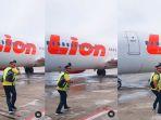 petugas-bandara-Papua.jpg