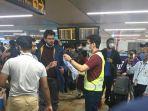 petugas-bandara-delhi-bagikan-makanan-dan-masker.jpg