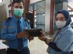 petugas-cleaning-service-bandara-soekarno-hatta.jpg