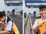 petugas-jalan-tol-pisangan-beli-takjil.jpg