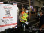 petugas-kai-commuter-membantu-calon-penumpang-memindai-qr-code-melalui-aplikasi-pedulilindungi.jpg