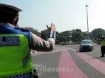 petugas-kepolisian-melakukan-pengaturan-saat-pelaksanaan-ganjil-genap-di-jalan.jpg